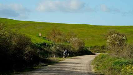 Panorama collinare della Val d'Orcia lungo il percorso ciclistico dell'Eroica. Provincia di Siena. Toscana , Italia
