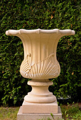 duża, kamienna waza w ogrodzie, waza z piaskowaca jako dekoacja ogrodowa, a large stone vase in...
