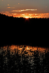 zachód słońca nad jeziorem, odbicie w wodzie, sunset over the lake 
