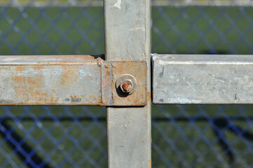 cerca de metal arquibancada de quadra de esporte 