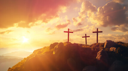 Tres cruzes no topo da montanha ao por do sol - Papel de parede