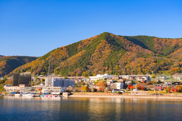 神奈川県相模原市 紅葉に染まる相模湖