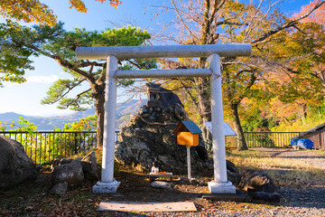 神奈川県相模原市 秋の相模湖、御供岩