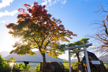 神奈川県相模原市 秋の相模湖、御供岩