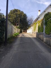 Marche dans une rue français et de campagne, avec jeu d'ombre et d'ensoleillement, filtres de...