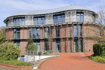 Modernes Bürogebäude im Zentrum der Stadt Westerstede in Niedersachsen