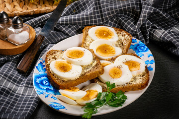 Whole wheat sandwich with boiled eggs.