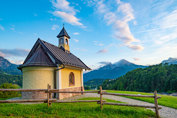 Kirchleitn Kapelle in Berchtesgaden mit Bergpanorama und dem Watzmann im Hintergrund - obrazy, fototapety, plakaty