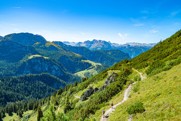 Fototapeta na wymiar Wanderweg am Gipfel des Jenner im Berchtesgadener Land