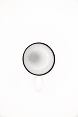 Xícara branca com borda preta, em fundo branco.