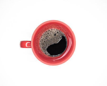 Caneca vermelha com caf&eacute; preto em fundo branco, apresenta&ccedil;&atilde;o, site, websites. Cozinha e cafeteria, for&ccedil;a power. Caf&eacute; da manh&atilde;, acordando com disposi&ccedil;&atilde;o.