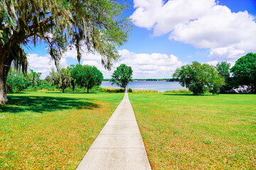 The landscape of Lake Gibson in Lakeland, Florida, USA	 - obrazy, fototapety, plakaty