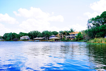 Obraz premium The landscape of Lake Gibson in Lakeland, Florida, USA 