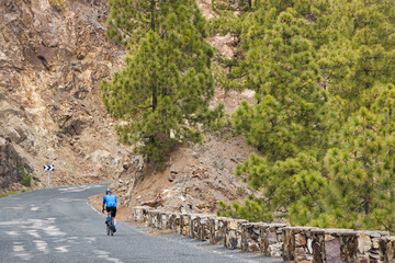 Rennradfahrer in den Bergen von Gran Canaria - obrazy, fototapety, plakaty