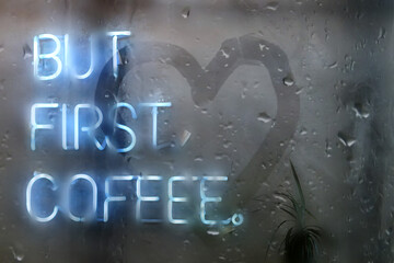 Fondo con letrero que dice pero primero café a través de una ventana con gotas de lluvia y una figura de corazón - obrazy, fototapety, plakaty