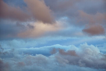 Obraz premium evening sunlight on cumulus clouds in the sky
