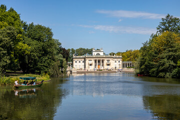 Fototapeta na wymiar Łazienki Warszawskie - pałac na wodzie