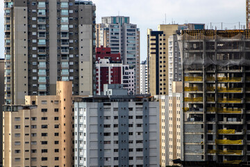 The exterior of modern condominiums is used full of glass, including sliding doors, windows and balconies. to avoid feeling cramped in Brazil