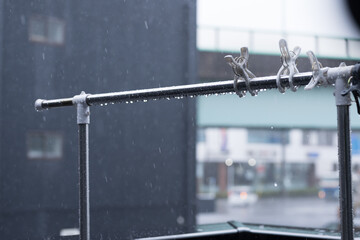 梅雨で洗濯できない雨の様子