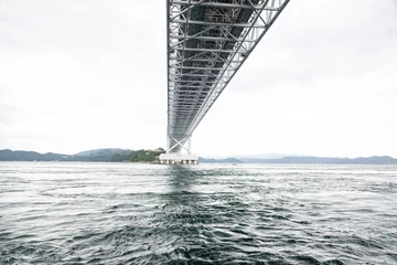 Tuinposter Helix Bridge 曇りの日の鳴門の渦潮