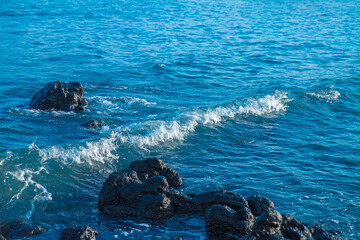 푸른 바다의 파도치는 풍경