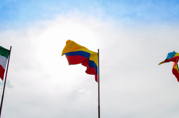 Bandera de Colombia bajo cielo azul, Colombia, Sur America - obrazy, fototapety, plakaty