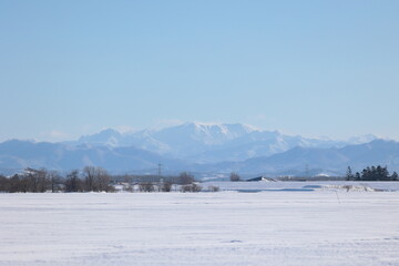 元日の田園地帯より望む、真冬の荒々しい山々