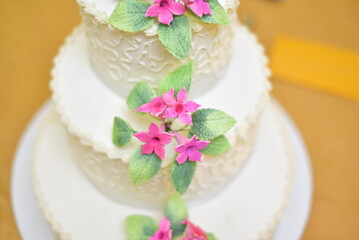 Fototapeta na wymiar wedding cake with flowers