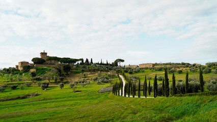Panorama collinare della Val d'Orcia lungo il percorso ciclistico dell'Eroica. Provincia di Siena. Toscana , Italia