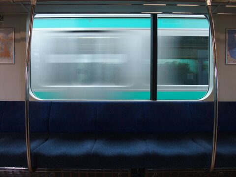 空いているJR成田線の車内風景