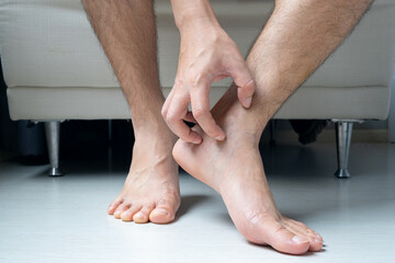 Men wear canvas shoes, he scratches legs and feet with itchy skin. Caused by of shoes	