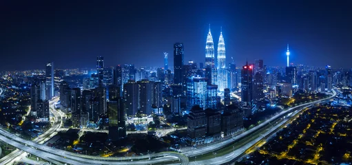 Keuken spatwand met foto Panorama aerial view in the middle of Kuala Lumpur cityscape skyline .Night scene . © lengchai