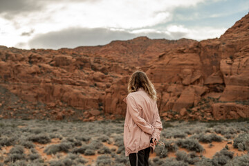 Naklejka premium Pink Jacket Exploration Desert Traveling
