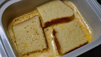 生卵を浸した食パン