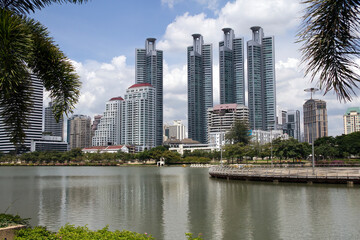 Fototapeta premium Bangkok skyline from Benjakiti Park