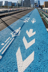 歩道に設置された自転車用レーン