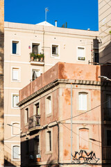 Straße und alte Häuser in Barcelonata, ein altes Viertel am Hafen von Barcelona, Spanien
