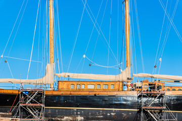 Altes Segelschiff in einer Werft im Alten Hafen von Barcelona, Spanien