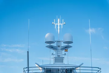 Foto auf Leinwand Radaranlage auf der Yacht im alten Hafen von Barcelona, Spanien © Robert Poorten