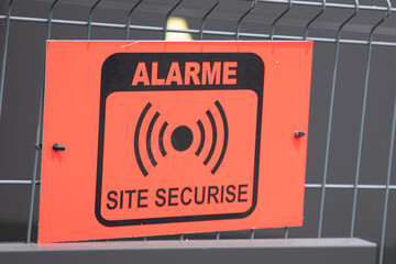 alarme site securise french text sign panel means secure site alarm on fence construction site