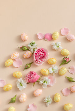 Easter tenderness background with eggs and flowers