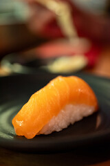 Sushi mit Lachs. Fisch. Roher Fisch. Reisgericht. Asiatisch
