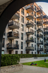 Fototapeta na wymiar Hof mit Balkons von Neubau-Wohnungen im Hamburger Pergolenviertel. 1700 Mietwohnungen (Teils Sozialwohnungen, auch Eigentum) wurden bis 2023 neu gebaut