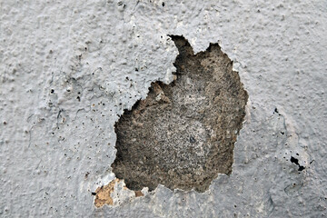 Crack in a White-Painted Cement Wall - 770435631
