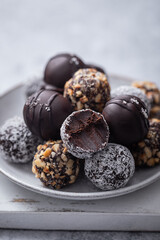 truffes au chocolat, noix de coco et noisettes  fait maison