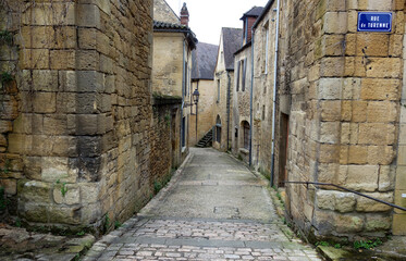 Ruelle étroite dans la ville de Sarlat - Dordogne - Périgord noir