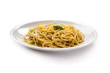 Piatto di deliziosi spaghetti conditi con pesto alla genovese, pasta italiana, cibo europeo 