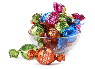Bowl with candies in colorful wrappers isolated on white - obrazy, fototapety, plakaty