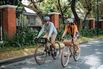 Obraz premium A young couple riding their bicycles in the summer.