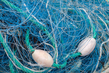 Blaue Fischernetze, Taue und Schwimmer, Bretagne, - obrazy, fototapety, plakaty